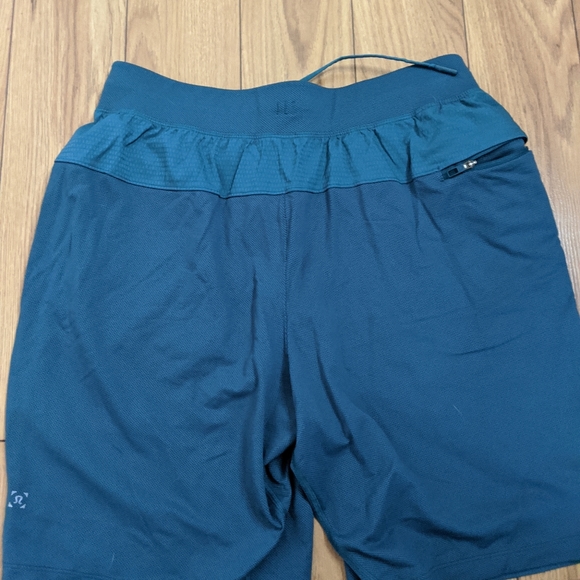Lululemon blue men's shorts - Picture 6 of 8
